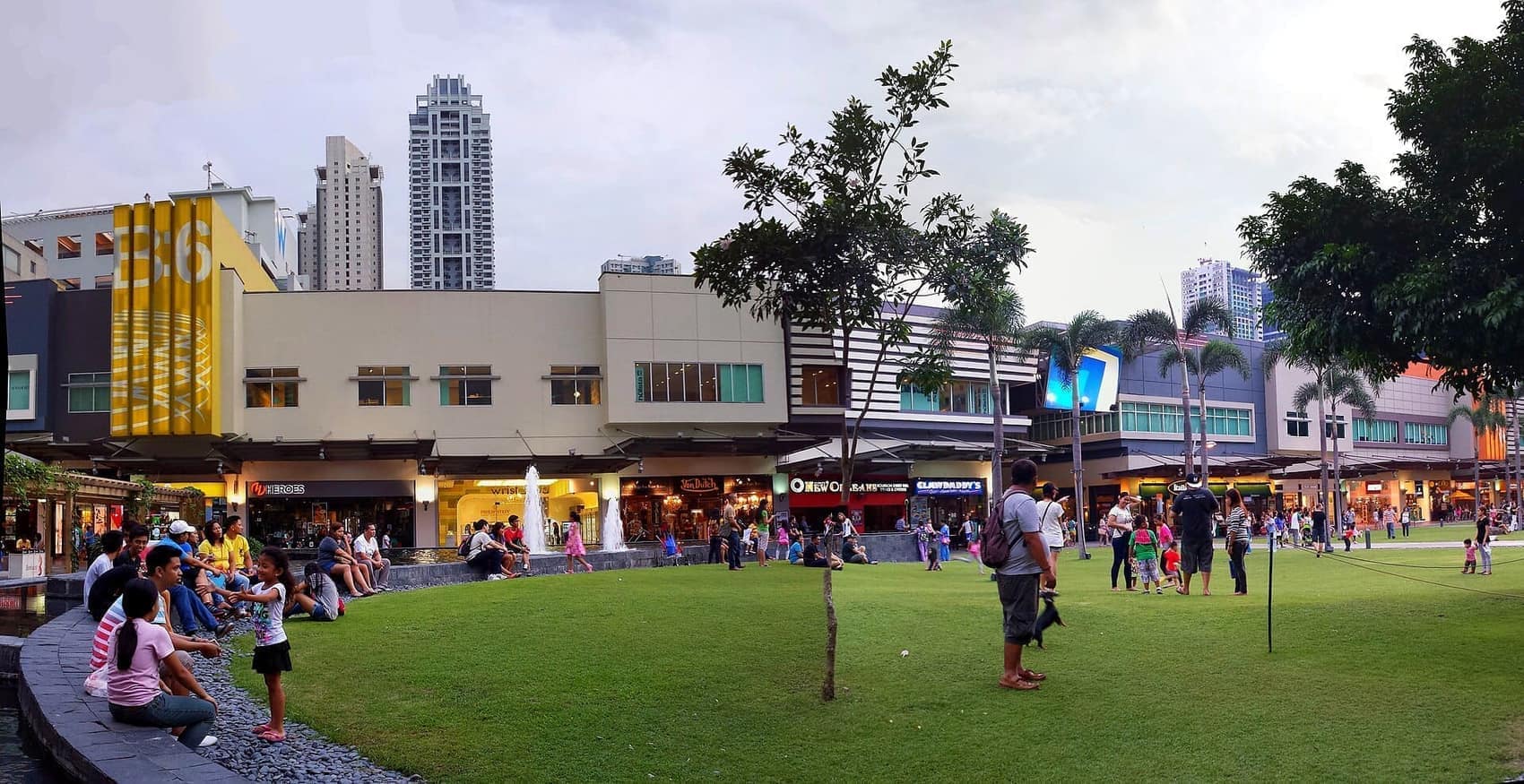 The High Street promenade looking down the linear park
