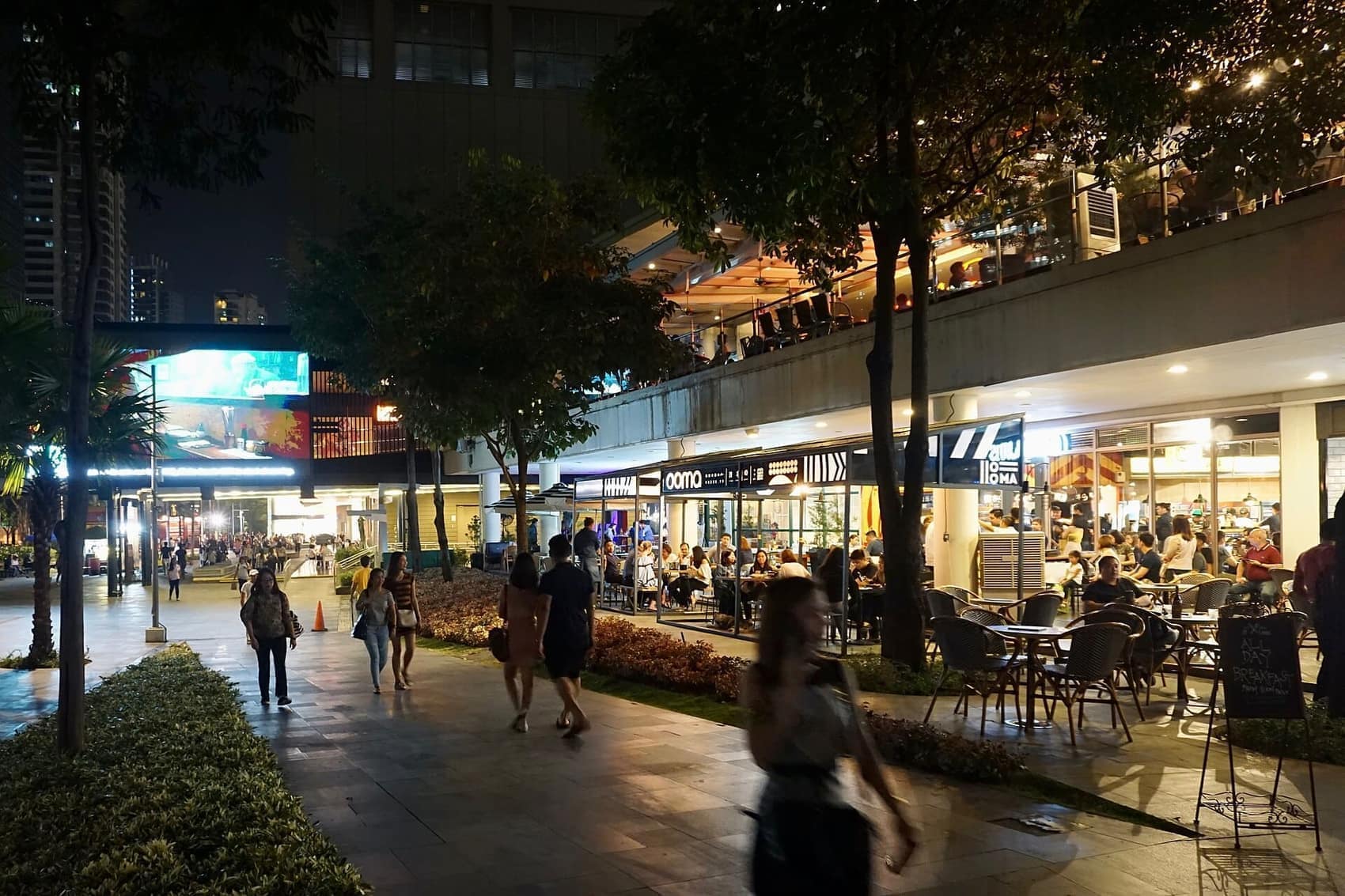 Evening on the restaurant-and-bar stretch of High Street