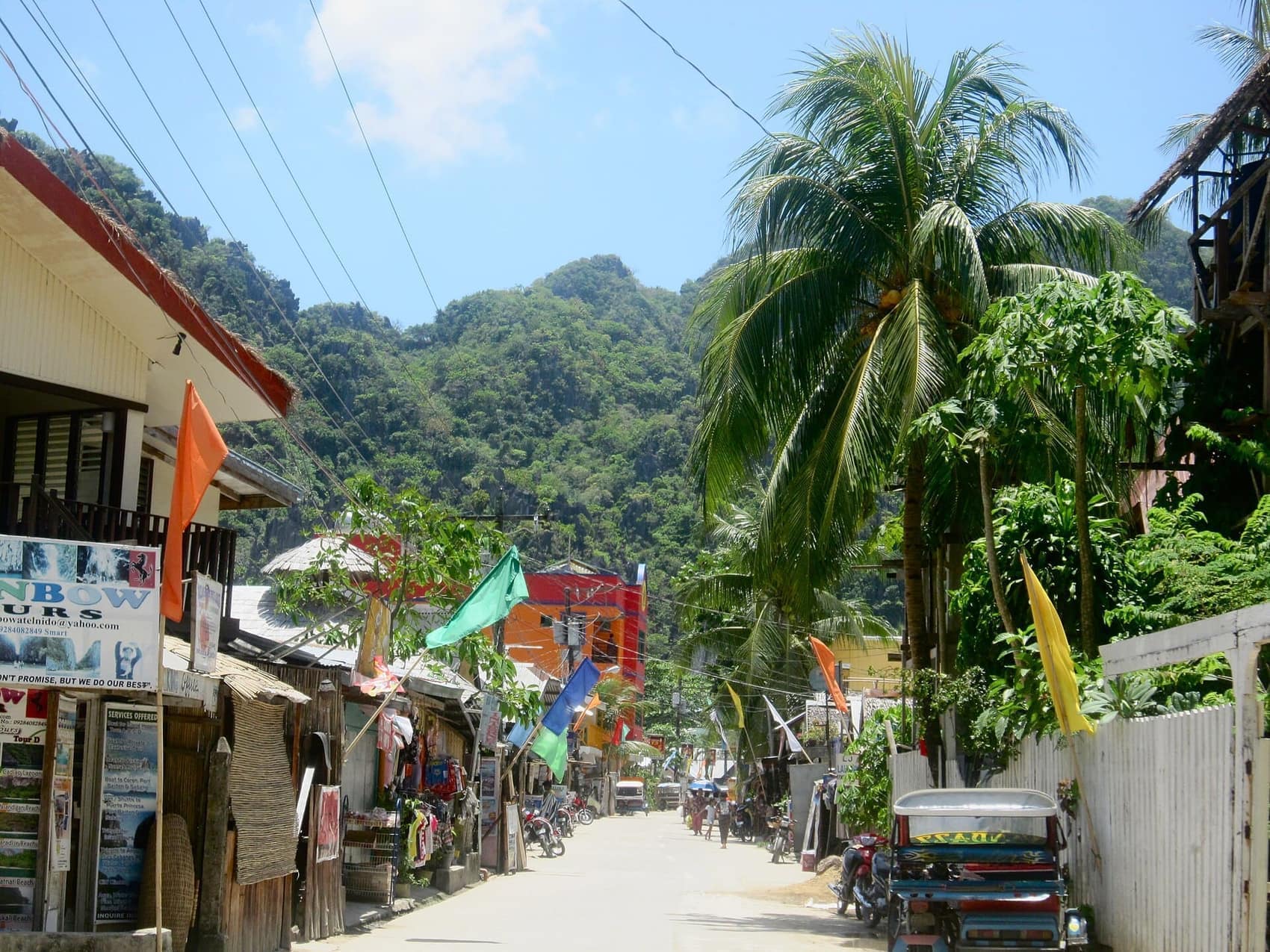 El Nido town streets: small shops, tricycles and the cliff at the end of every road