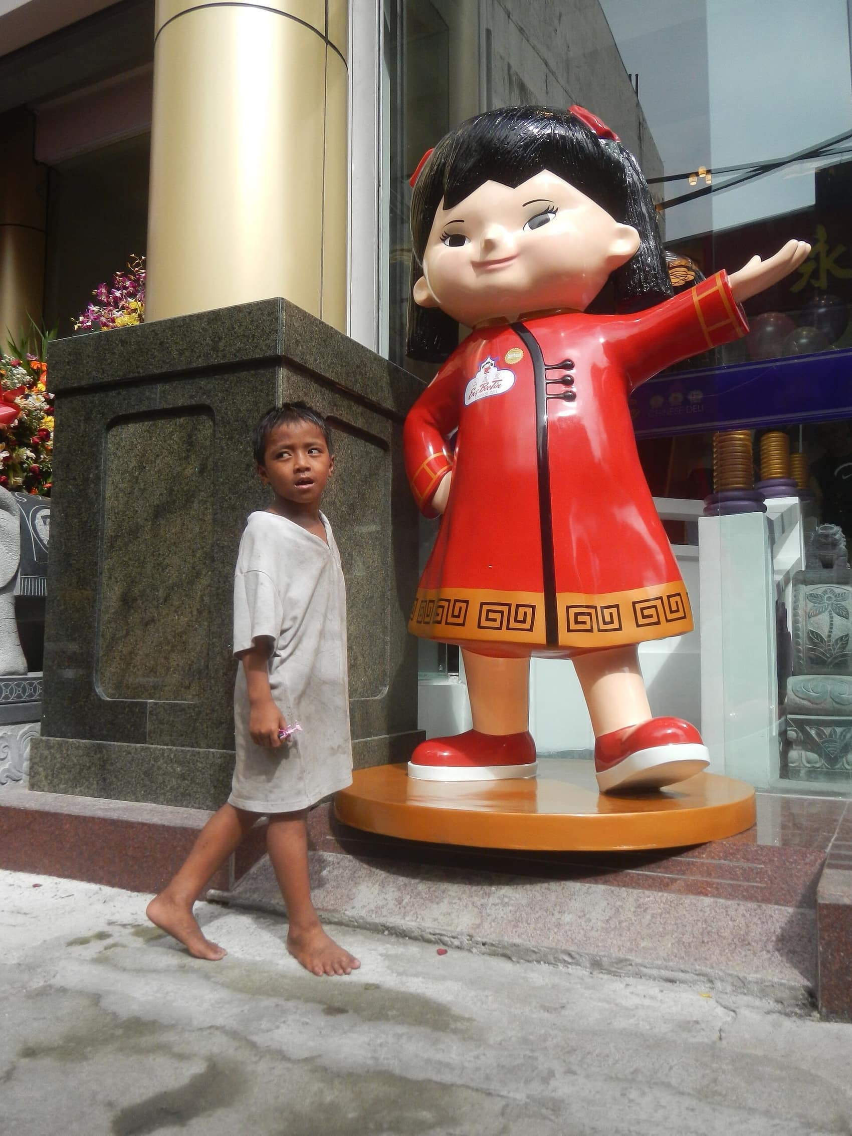 Outside Eng Bee Tin on Ongpin, the Binondo bakery every Filipino household knows