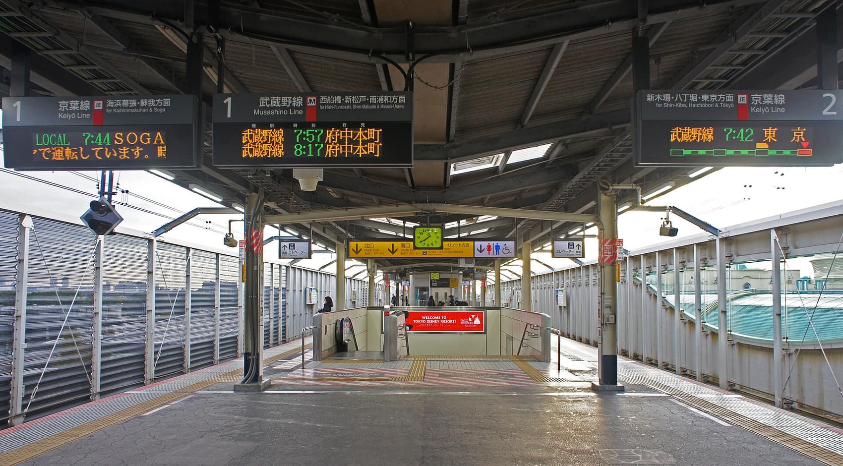 The JR Keiyo Line platform at Maihama Station