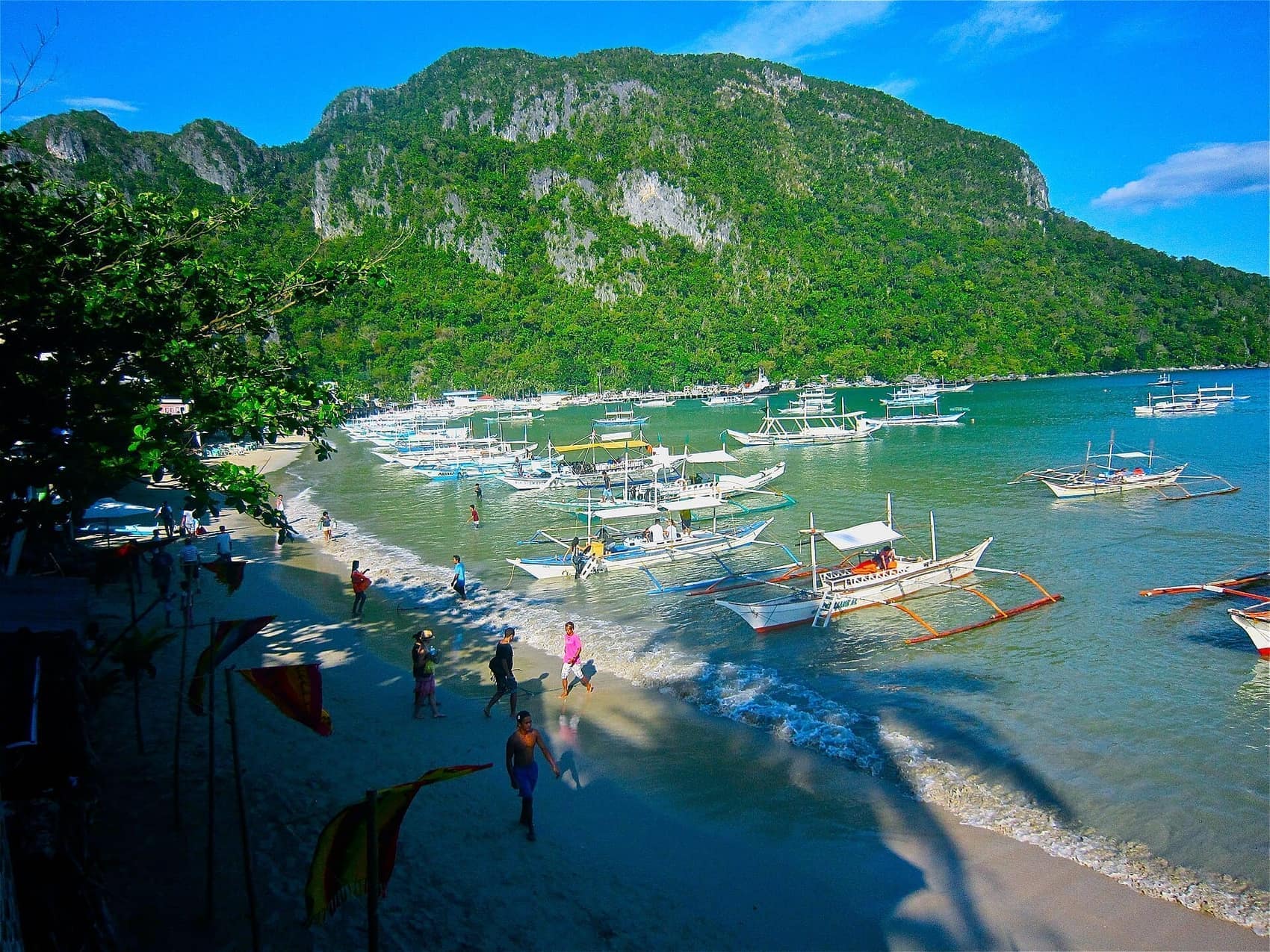 Outrigger bangkas nosed onto the El Nido beachfront at the start of the island-hopping day